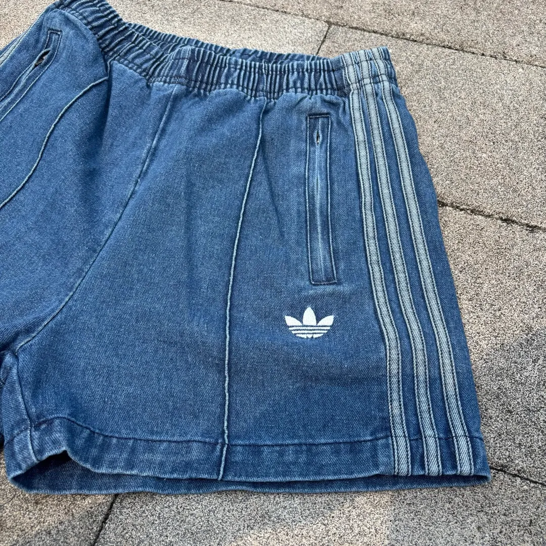 𝟬𝟱𝟰𝟳#Exclusive real shot/difference between various stolen pictures and online picture versions on the market [𝗔𝗱𝗶𝗱𝗮𝘀Adidas Song Yuqi Same Style Clover American Trendy Denim Shorts] ✅Full set of 1:1 customized accessories ➕Customized three-label ➕𝗬𝘂𝗮𝗻 version hang tag ➕𝗹𝗼𝗴𝗼 packaging bag🔥 ➕Scan the tag to enter the official website. ✅Top Original version, ins Xiaohongshu Dewu Kuaishou and many bloggers wear it. ✅Washed denim + three-stripe design, the clover logo is super recognizable✨. Loose fit, comfortable to wear and Breathable, suitable for summer commuting, leisure, and sports! With Versatile attributes, it can be worn casually and easily switch between street or vacation styles. It is a must-have item in your summer wardrobe! Color: Blue Size: xs-x L